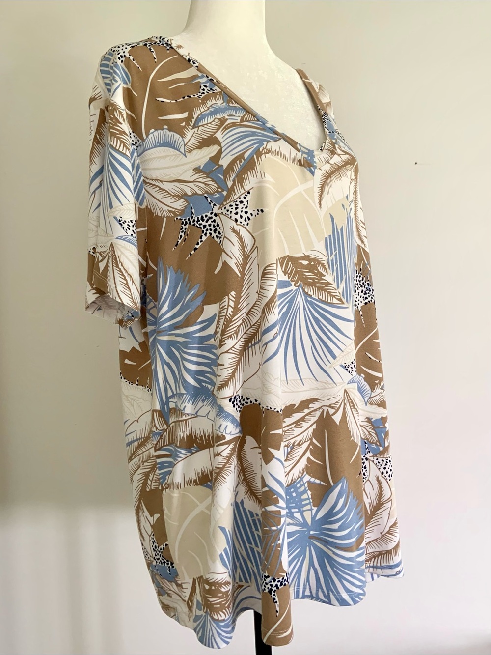 Dex tropical v-neck Tee - Picture 3 of 10